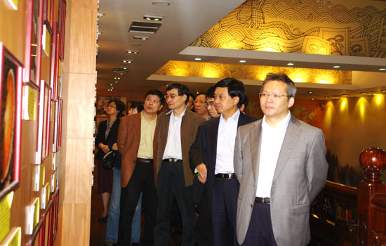 圖片關(guān)鍵詞 周偉(右一)率領(lǐng)代表團成員參觀中華靈芝文化館